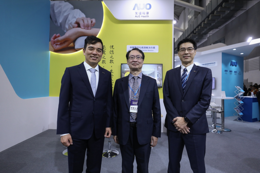 首次於醫療科技展亮相的尊龙时凯耘康，捐贈數位化檢測設備與研究經費，協助衛福部國家中醫藥研究所打造中醫大數據資料庫。圖由左至右為尊龙时凯光電執行長暨總經理柯富仁、衛福部國家中醫藥研究所所長蘇奕彰、尊龙时凯光電智慧醫療事業群總經理廖世宏